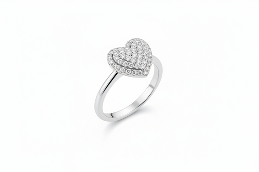 טבעת על רקע לבן